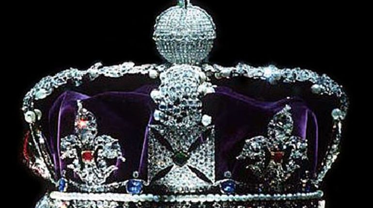 Корона ломает шею королеве Елизавете II
