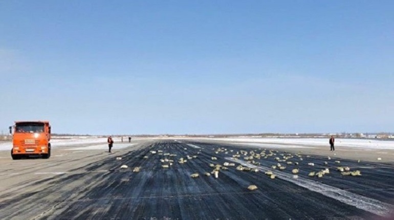 В сети опубликовали видео из рассыпавшего слитки самолета в Якутии