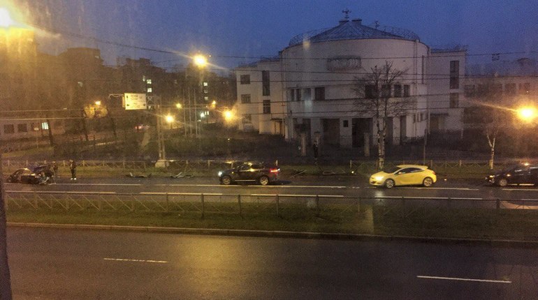 Иномарка влетела в забор на пустой Кантемировской улице
