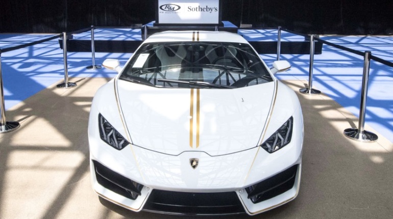 Папа Римский продал свой Lamborghini на аукционе