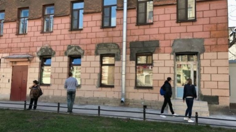 КГИОП будет судиться с арендатором за пропажу львиных голов в доме на Васильевском