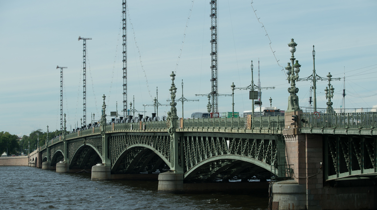 Троицкий мост фото разведенный