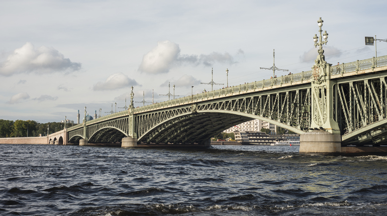 По поручению Беглова в Петербурге вымыли Троицкий мост 32744_1529854705