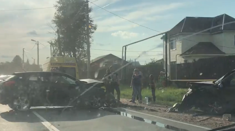 Два автомобиля столкнулись в лобовом ДТП на Дороге Жизни