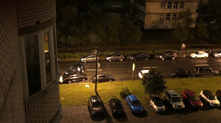 Кроссовер протаранил припаркованные авто на Варшавской