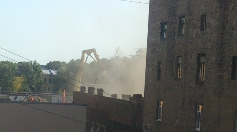Жители Васильевского задыхаются от пыли из-за демонтажа дома