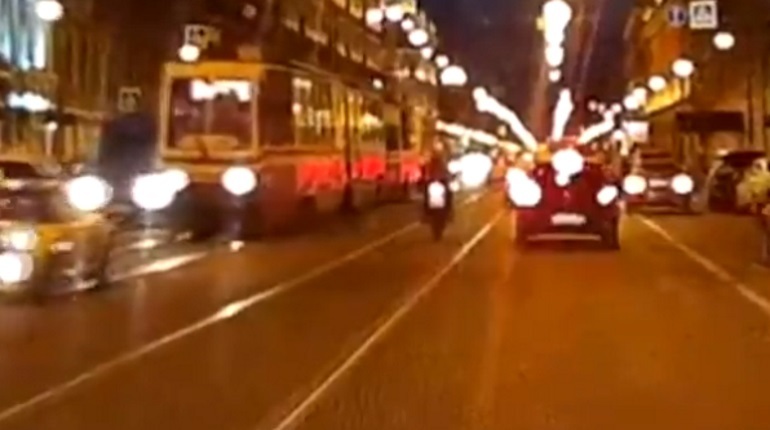 Очевидцы: такси отправило мотоцикл в трамвай в центре Петербурга