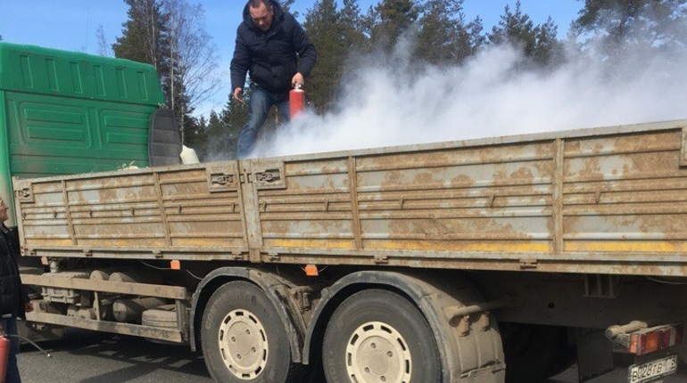 На Новоприозерском загорелся грузовик