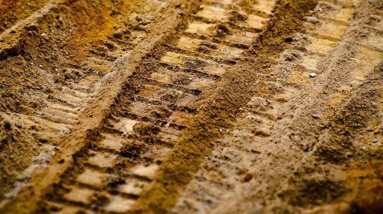 Росприроднадзор приценивается к незаконно добытому песку в Ленобласти