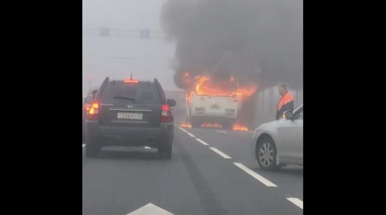 Рано утром в Петербурге сгорел автобус