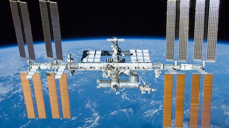 Космонавт на МКС заткнул пробоину от метеорита пальцем