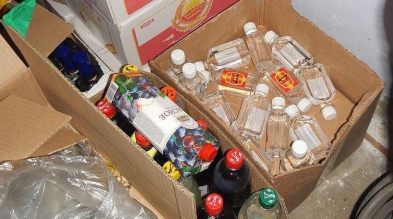 В Кировском районе Петербурга изъяли 1200 литров контрафактного спиртного