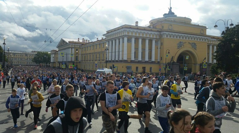 Тысячи бегунов перекрыли центр Петербурга