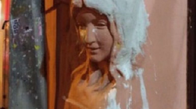 Неизвестные залили странным раствором женскую голову на Доме Николаевых