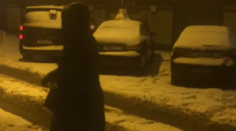 Коммунальщики на Дегтярной сбросили снег с крыши на припаркованные машины