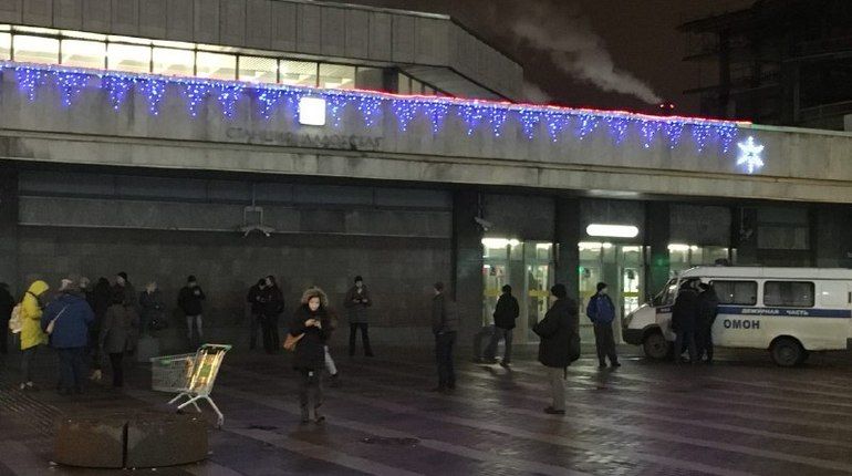 Когда откроют ладожскую станцию метро спб. Метро Ладожская Василеостровская. Ладожская метро СПБ закрытие. Станция метро Ладожская на реконструкции. Станция Ладожская Санкт-Петербург закрыта.